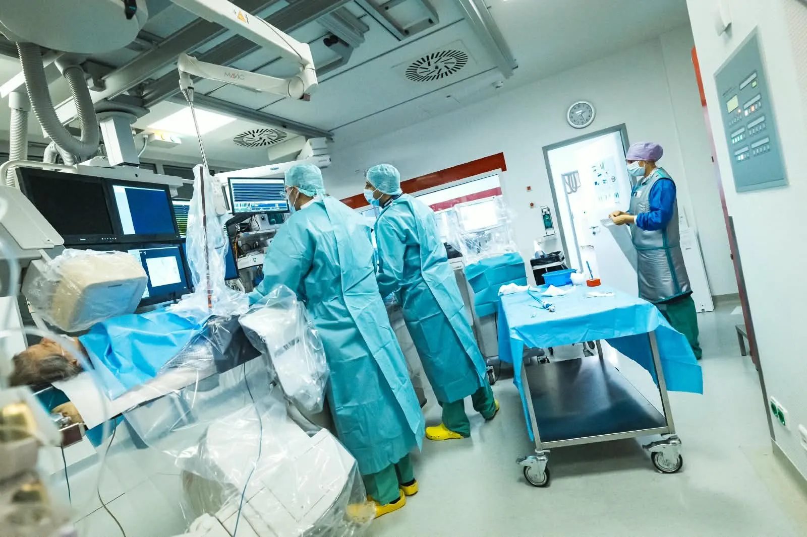 Overview of a modern electrophysiology lab during a procedure